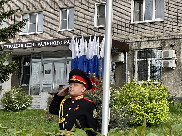 В Центральном районе состоялось торжественное поднятие копии Знамени Победы