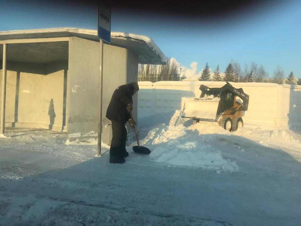 На территории Октябрьского района продолжаются работы по устранению  последствий снегопада БАРНАУЛ :: Официальный сайт города