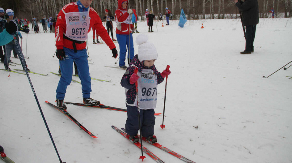 лыжные соревнования. участники лыжных соревнований. лыжные гонки дети. карелия лыжная трасса. участники лыжных соревнований.