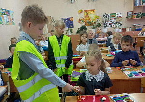 Госавтоинспекция Барнаула помогает школьникам повышать уровень дорожной грамотности и быть заметнее на дорогах 