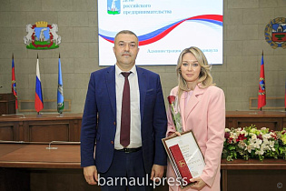 Барнаульских предпринимателей наградили в преддверии профессионального праздника