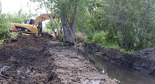В Барнауле продолжают очищать и углублять русло реки Пивоварки