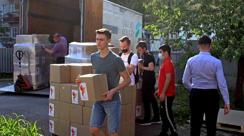 В Барнауле волонтеры Всероссийской акции #МЫВМЕСТЕ начали доставлять продуктовые наборы одиноким пенсионерам и инвалидам