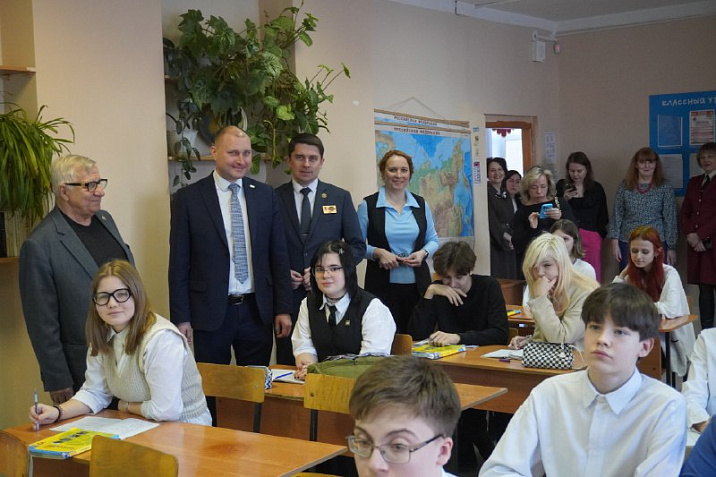 Работу барнаульской школы № 125 оценили представители общественного контроля