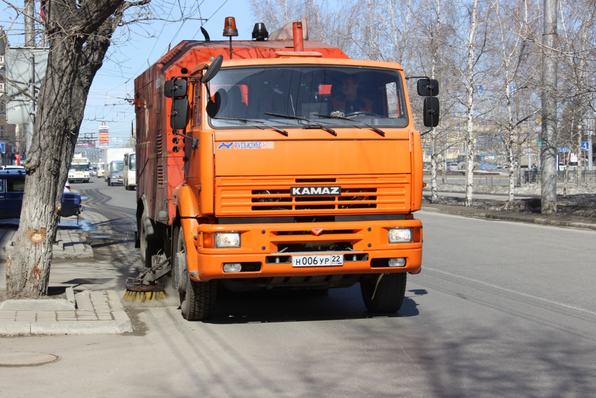 Вакуумная подметально-уборочная спецтехника очищает от пыли городские  дороги и тротуары БАРНАУЛ :: Официальный сайт города