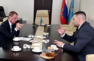 Вячеслав Франк и руководитель регионального отделения Движения Первых Андрей Пиминов обсудили вопрос развития Движения в Барнауле