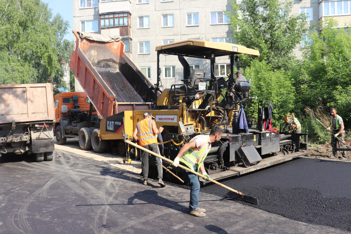 Во дворе по ул.80 Гвардейской Дивизии,6 асфальтируют проезды и тротуары  БАРНАУЛ :: Официальный сайт города