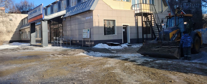 На территории Железнодорожного района ведутся активные работы по борьбе с гололедом