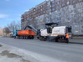 В Барнауле в рамках дорожного проекта ведутся работы по ремонту ул.Солнечная  Поляна и строительству дороги по ул.Сиреневой 