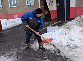 В районах Барнаула контролируют уборку снега и наледи с крыш и во дворах домов
