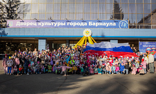 Мероприятие, посвященное второй годовщине воссоединения ДНР, ЛНР, Запорожской области и Херсонской области с Россией прошло в Барнауле