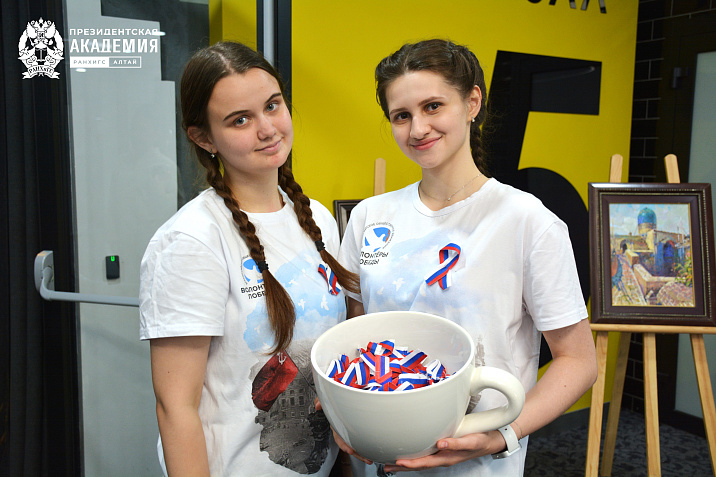 Акция по раздаче лент – триколор состоялась в Центральном районе в преддверии Дня народного единства