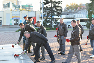 Участники пилотажной группы «Стрижи» возложили цветы к Мемориалу Славы в Барнауле