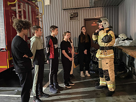Барнаульские школьники познакомились с работой радиоведущих и пожарных на экскурсиях от кадрового центра «Работа России»