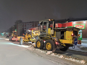 Дорожники Барнаула прометают улицы города и очищают тротуары 
