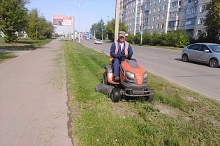 Дорожная служба Барнаула продолжает покос травы и вывоз мусора 