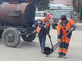 В рамках гарантийных обязательств барнаульские дорожники начали ремонт трещин в асфальте 