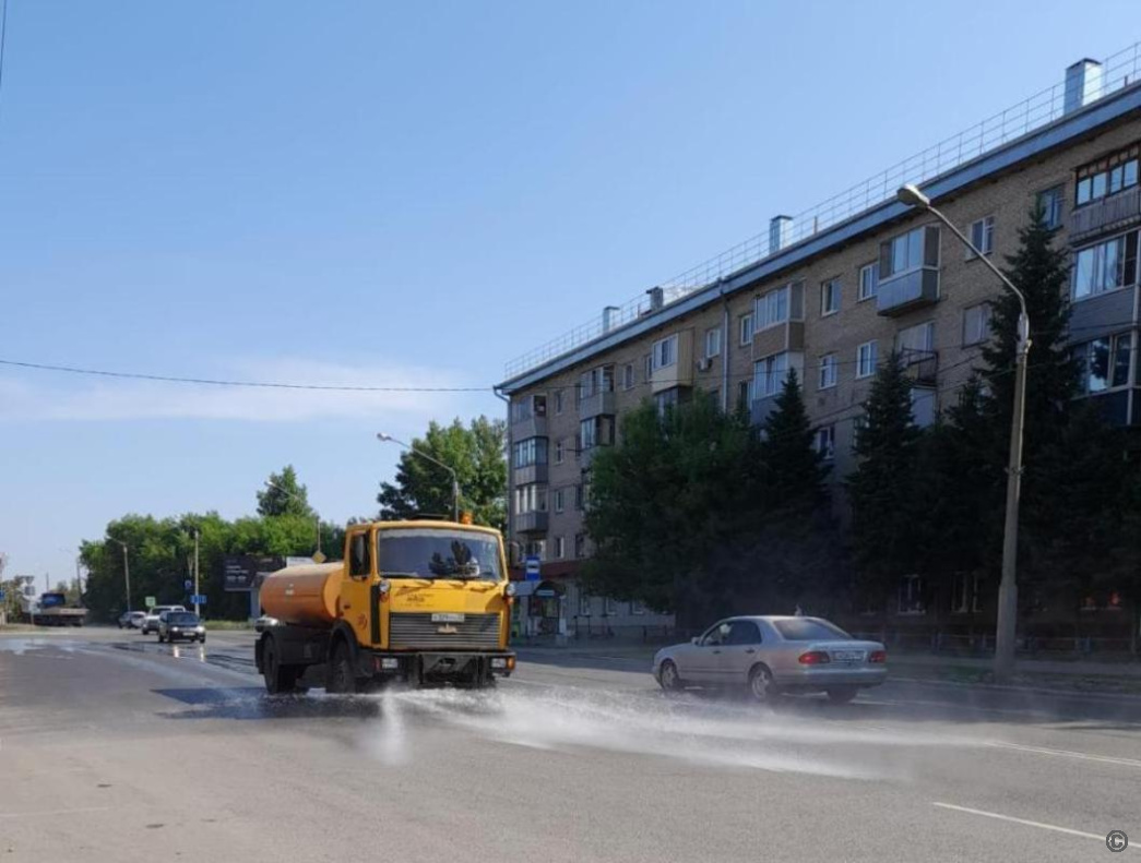 В Барнауле дорожники поливают улицы водой БАРНАУЛ :: Официальный сайт города