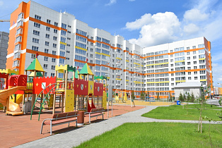 В Индустриальном районе Барнаула обустраивают зеленые уголки, клумбы и придомовые территории