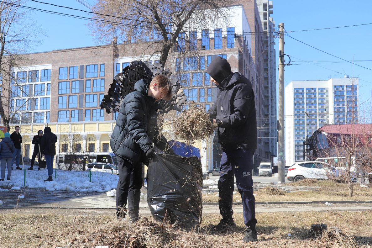 Восемь тысяч человек наводили порядок на улицах Барнаула в «чистый четверг»  БАРНАУЛ :: Официальный сайт города