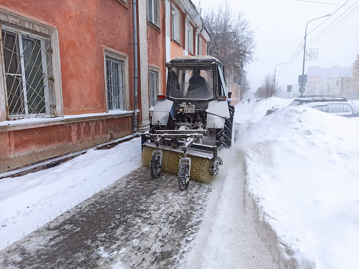 В Барнауле проводится противогололедная обработка дорог и тротуаров 