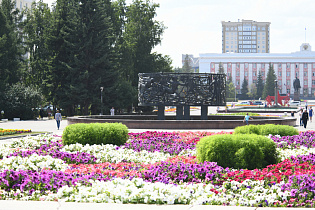 Более 430 тысяч цветов украшают улицы и площади Барнаула