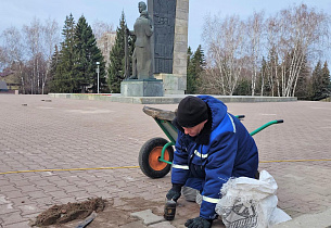 В преддверии Дня Победы в Барнауле ведется благоустройство Мемориала Славы