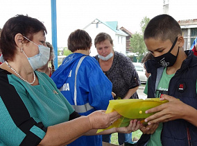 В Барнауле общественники помогают нуждающимся семьям подготовить детей к новому учебному году