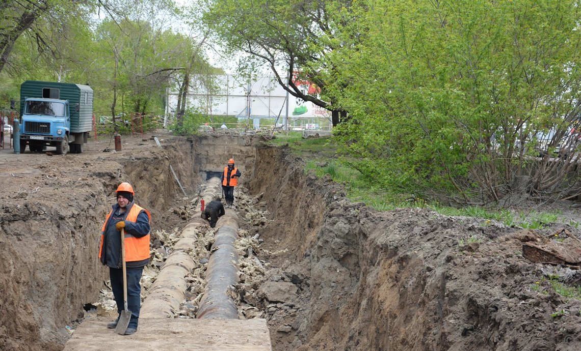 В рамках подготовки к зиме в Ленинском районе ведутся работы по  техническому перевооружению участка магистральной тепловой сети по  ул.Попова БАРНАУЛ :: Официальный сайт города