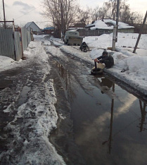 В Барнауле на проезде Фурманова откачали талую воду с дороги