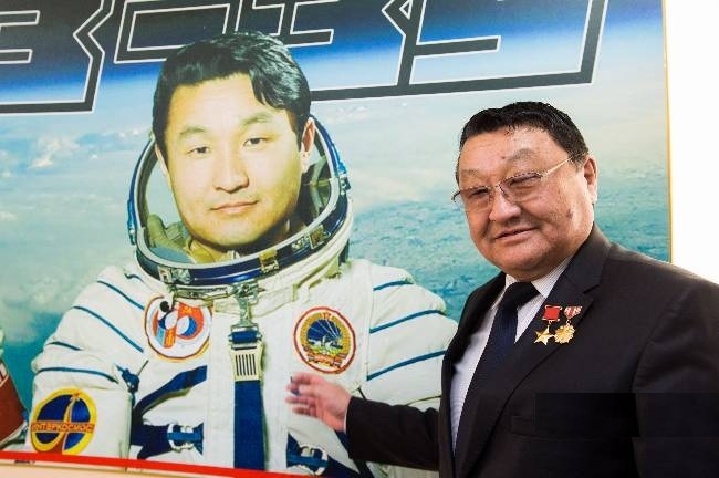 Барнаульские школьники пообщались с первым космонавтом Монголии Жугдэрдэмидийном Гуррагчаа