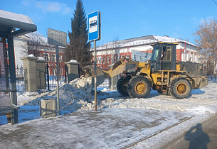 Дорожная служба Барнаула продолжает устранять скользкость на тротуарах и подходах к пешеходным переходам