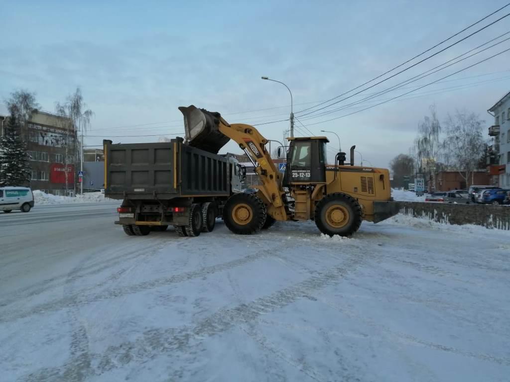 В Барнауле вывозят снег с улиц и очищают наледь БАРНАУЛ :: Официальный сайт  города