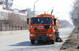 100 единиц спецтехники работает на санитарной уборке дорог и тротуаров в Барнауле