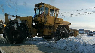 На территории  района продолжают устранять последствия снегопада с дождем