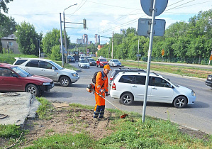 Дорожная служба проводит работы по санитарному содержанию улиц города