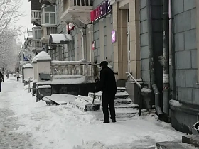 В Барнауле предприятия потребительского рынка активизировали уборку снега