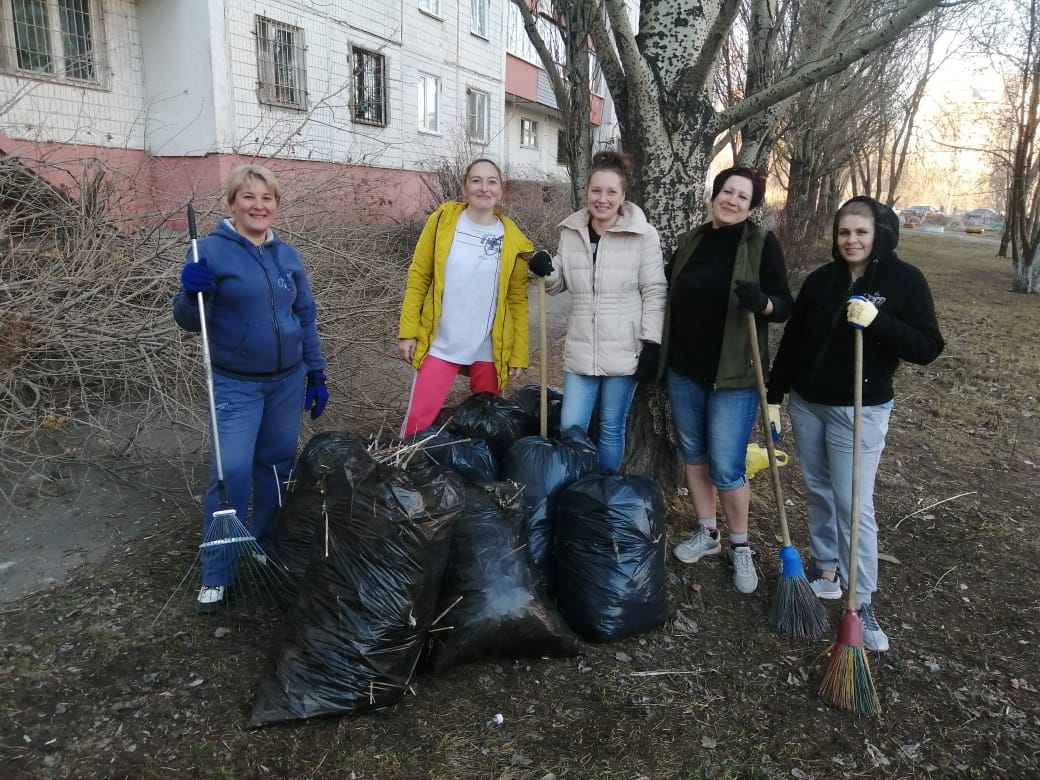 В Октябрьском районе продолжаются работы в рамках месячника весенней  санитарной очистки БАРНАУЛ :: Официальный сайт города