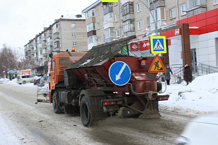 93 единицы снегоуборочной техники работает  на дорогах Барнаула 