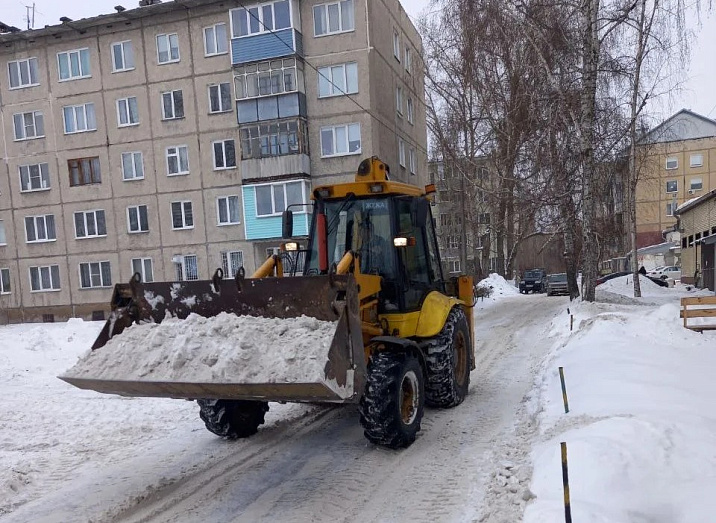Работы по устранению последствий снегопада, накрывшего город в последние дни, продолжаются в Ленинском районе