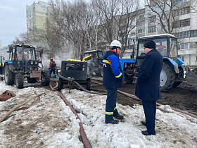 Повреждение теплосети на улице Попова устраняют в Барнауле