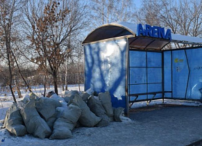В Барнауле ищут виновников появления стихийной свалки строительного мусора рядом с остановкой у ТЦ «Арена»