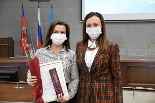 Заместитель главы администрации города по правовым вопросам и имущественным отношениям Оксана Финк вручила награды барнаульцам