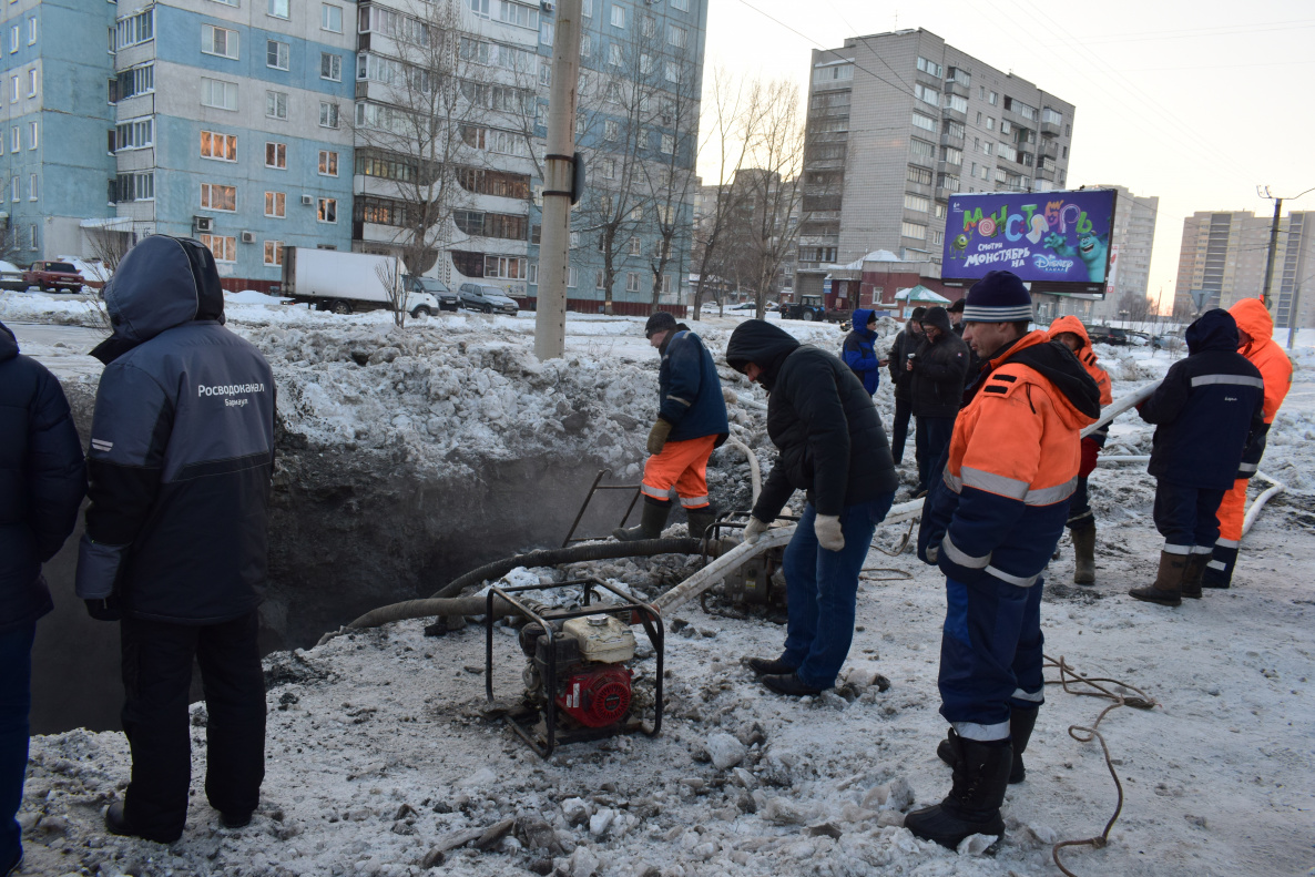 Продолжаются работы по устранению повреждения водопровода по ул. Малахова,  107 БАРНАУЛ :: Официальный сайт города