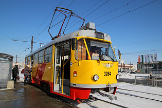 Трамвайный вагон после капитально - восстановительного ремонта вышел для работы на маршрут в Барнауле 