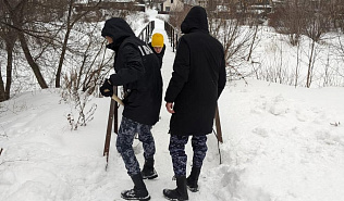 Барнаульские студенты помогают очищать от снега пешеходные зоны