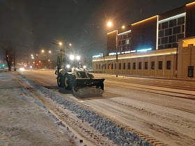 Работа дорожной службы в период снегопада: в ночную смену в Барнауле работало 112 единиц техники