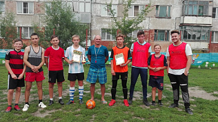 Юные футболисты, занимающиеся у дворового тренера, провели товарищеский матч