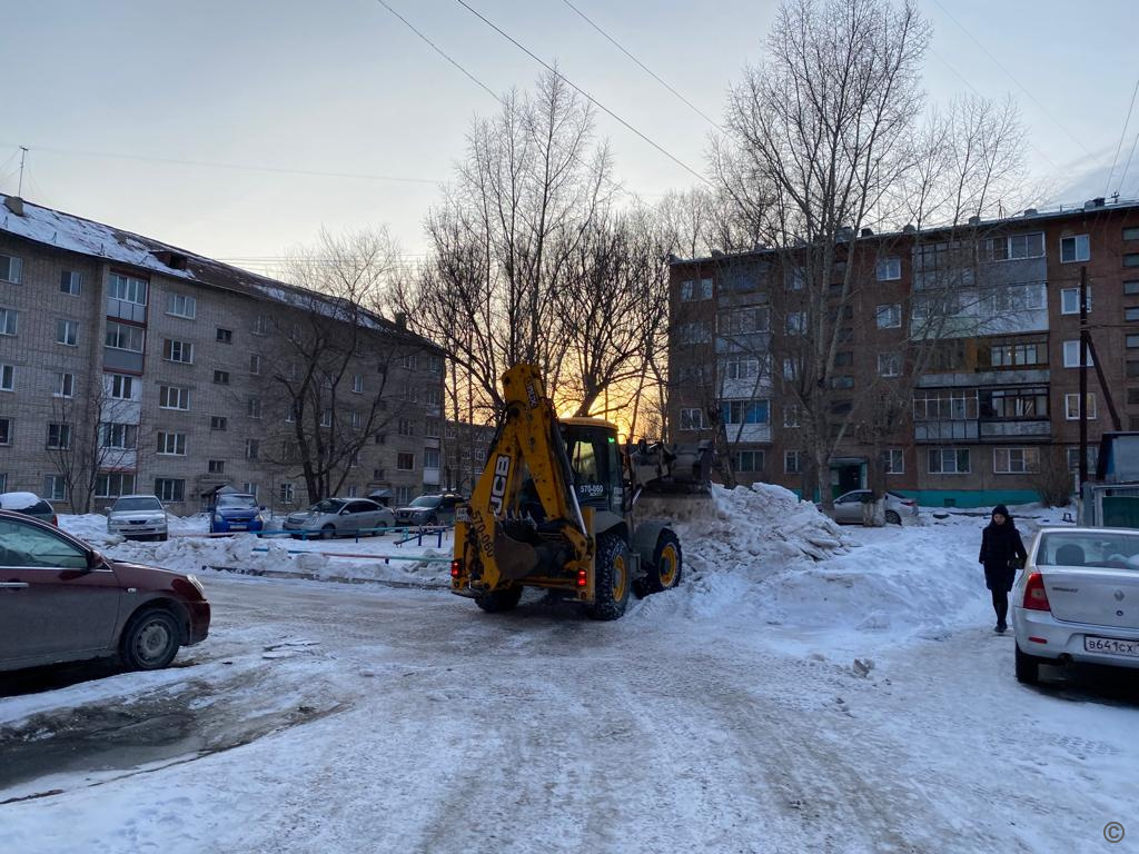 В Барнауле продолжается работа по очистке кровель, дворов, тротуаров и  дорог от снега и наледи БАРНАУЛ :: Официальный сайт города