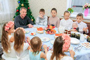 Глава Барнаула Вячеслав Франк поздравил с Новым Годом многодетную семью Брит